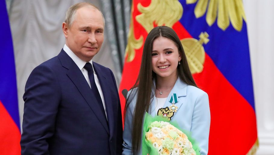 Kamila Valieva kan måske få lov at deltage ved de kommende lege. Her ses hun sammen med Ruslands præsident Vladimir Putin. Foto: Mikhail Klimentyev/Ritzau Scanpix