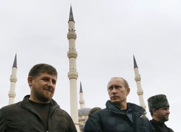 Kadyrov og Putin sammen i den tjetjenske hovedstad Groznyi 2008 under den anden tjetjenske krig. Kadyrov er siden blevet en af Putins allervigtigste allierede. Foto: Alexei Nikolsky/Ritzau Scanpix