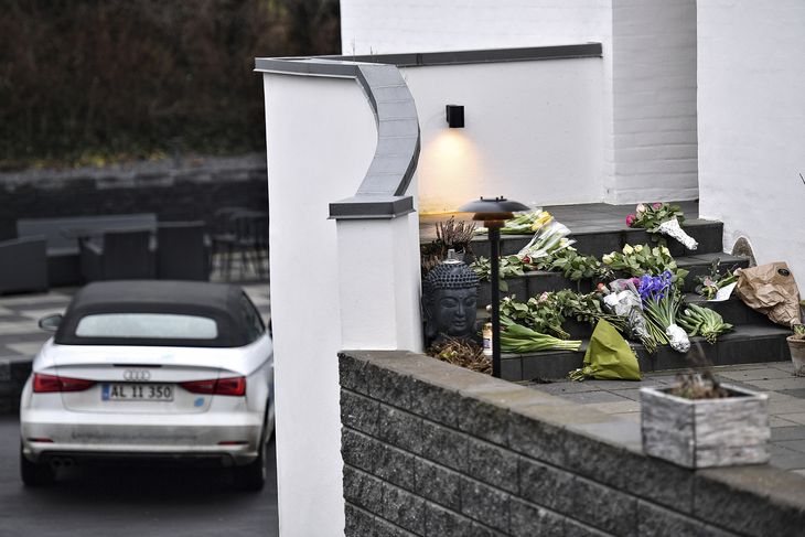 Der blev lagt blomster foran parrets hus, da nyheden om den 50-årige direktørs brutale død slap ud. Foto: Ernst van Norde