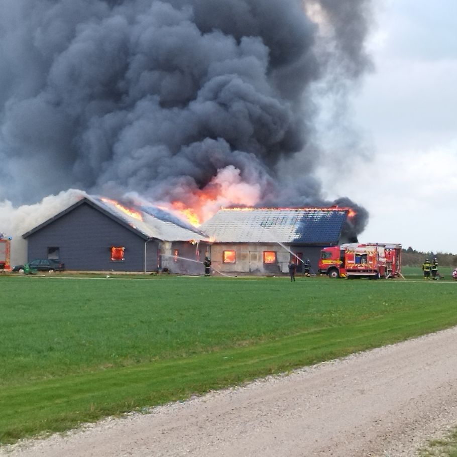 Kæmpe brand i lade pic