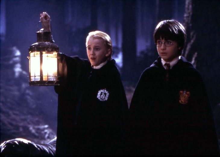 Harry (Daniel Radcliffe) og Draco (spillet af Tom Felton) var gennem alle film fjender, men i de sidste film blev det drabeligt alvor. Her dog fra den første film, hvor duellerne mest bestod af drillerier og provokationer. Foto: Ritzau Scanpix 