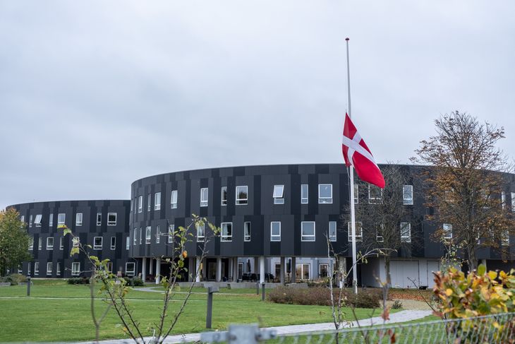 Flaget er på halv ved plejecentret. Foto: Per Rasmussen