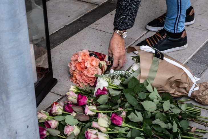 Kolleger og pårørende lagde dagen efter drabet blomster foran hovedindgangen på det plejecenter, hvor den 37-årige kvinde arbejdede. Foto: Per Rasmussen