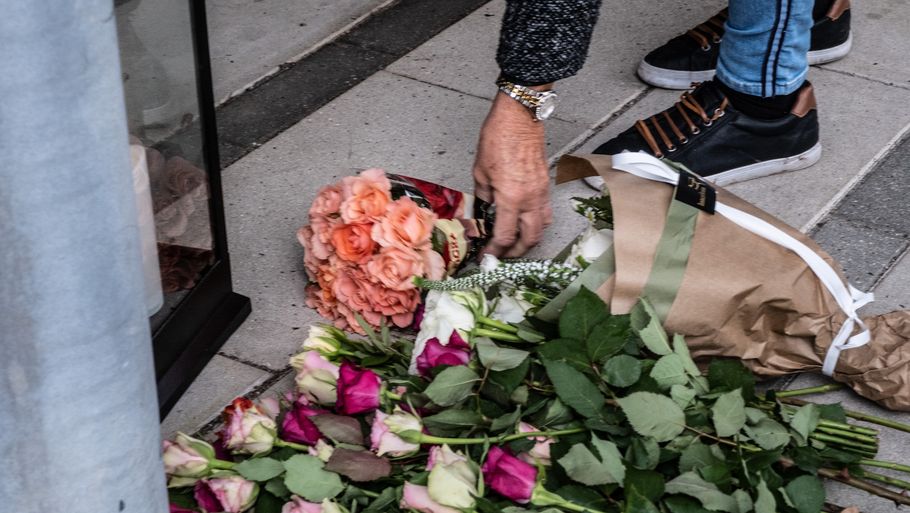 Kolleger og pårørende lagde dagen efter drabet blomster foran plejecenter Samsøvej i Holbæk, hvor kvinden var ansat, da hun blev stukket ihjel på parkeringspladsen få meter fra hovedindgangen. Foto: Per Rasmussen