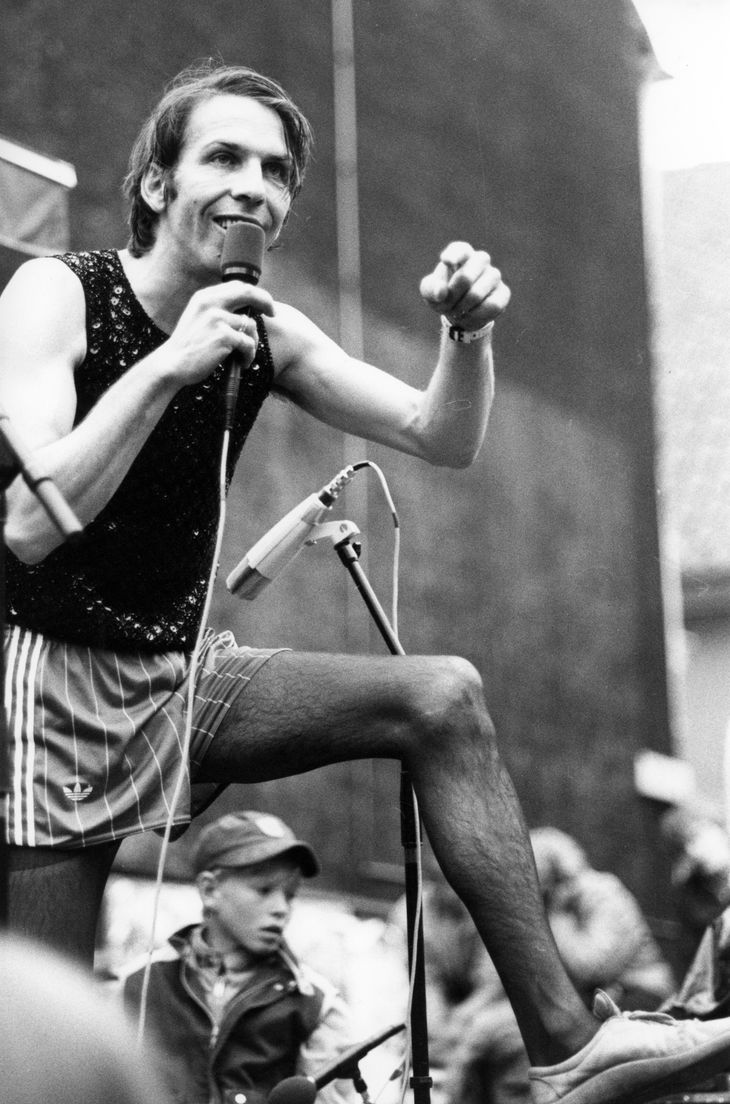 En ung Jacob Haugaard i 1984 under en optræden - året efter at Kim Larsen havde overtaget hans sang 'Haveje' og gjort den til et kæmpe hit. Foto: Lars Krabbe 