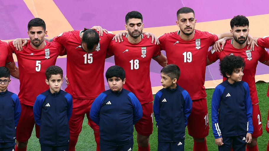 Irans fodboldlandshold under nationalsangen ved åbningskampen mod England. Foto: Marko Djurica/Ritzau Scanpix