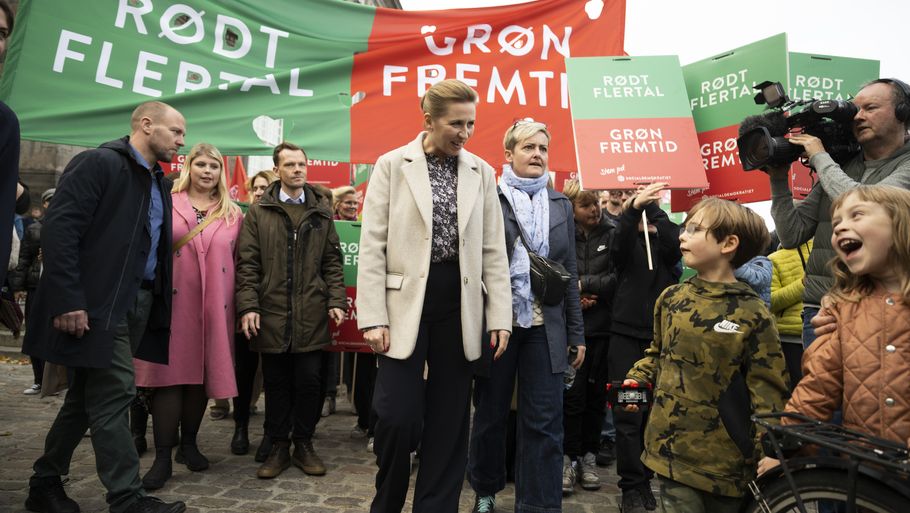 Mette Frederiksen til kamp for klimaet, da hun gik med i en march under vlagkampen. Foto: Anthon Unger