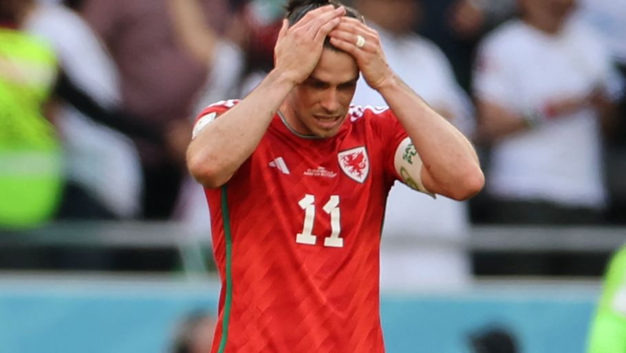 Gareth Bale græmmer sig over Wales nederlag til Iran. Det samme må fodboldekspert Robbie Savage gøre. Giuseppe Cacace/Ritzau Scanpix