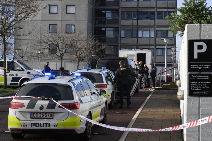 Politiet rykkede her til formiddag massivt ud til den dramatiske og blodige hændelse i Hallingparken i Brøndby. Et øjenvidne så ved 11-tiden reddere hjælpe en livløs mand på en trappe. Foto: Kenneth Meyer