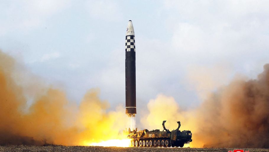 Billede fra 18. november, der viser en testaffyring  i Nordkorea af en langtrækkende raket (ICBM). Landets leder, Kim Jong-un, siger, at Nordkorea kan svare igen på et atomangreb, også selv om det skulle komme fra USA. Foto: Str/Ritzau Scanpix