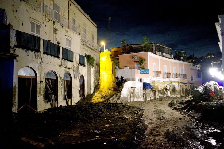 Jordskreddet i den italienske by Casamicciola kommer efter kraftige regnskyl. Foto: Eliano Imperato/Ritzau Scanpix