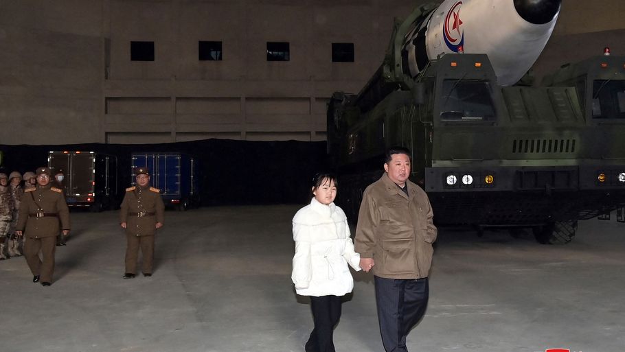 Kim Jong-un med sin datter på et billede offentliggjort 19. november. Hendes eksistens var ikke tidligere kendt. Foto: KCNA/Ritzau Scanpix