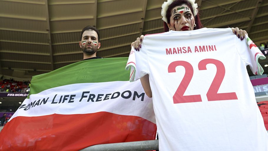 Mahsa Aminis død i det iranske politis varetægt er blevet markeret under Irans kampe ved VM. Foto: Federico Gambarini/Ritzau Scanpix