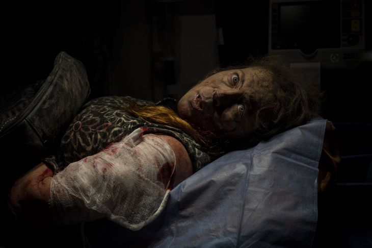 En kvinde, der blev såret ved et russisk angreb, ligger i en ambulance i Kherson. Få uger efter befrielsen af den sydlige by Kherson er mange civile drevet på flugt af russiske bomber. Foto: Bernat Armangue/Ritzau Scanpix