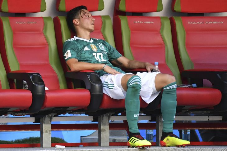 Mesut Özil og Tyskland røg sensationelt ud af VM efter nederlag til Sydkorea i den sidste gruppekamp for fire år siden. Foto: Frank Hoermann/AP/Ritzau Scanpix