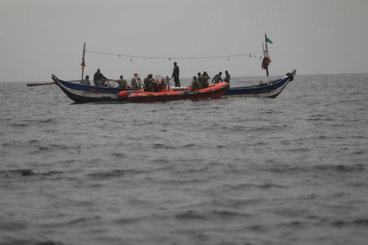 De danske soldater undersøger her i fred og ro en båd under en øvelse i forbindelse med bekæmpelsen af pirateri i Guineabugten. Foto: Forsvaret/Anders Fridberg