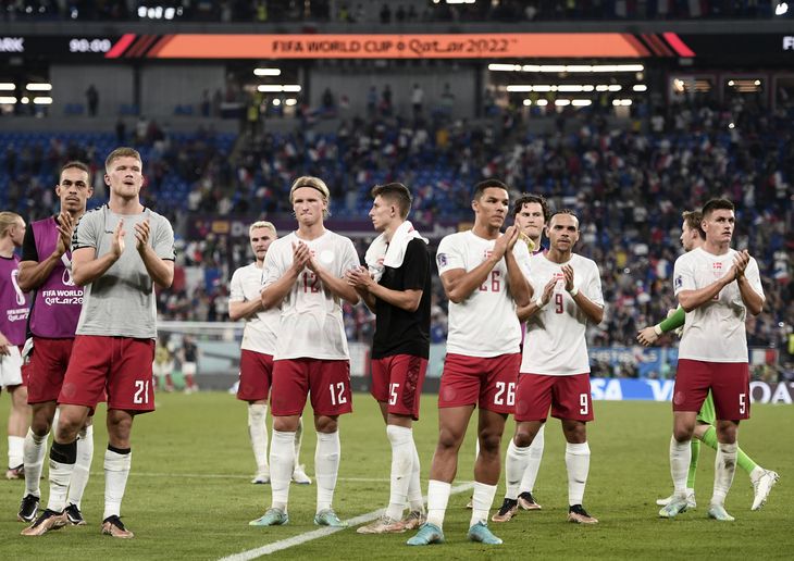 De danske spillere klapper til tilskuerne efter nederlaget til Frankrig. Foto: Lars Poulsen
