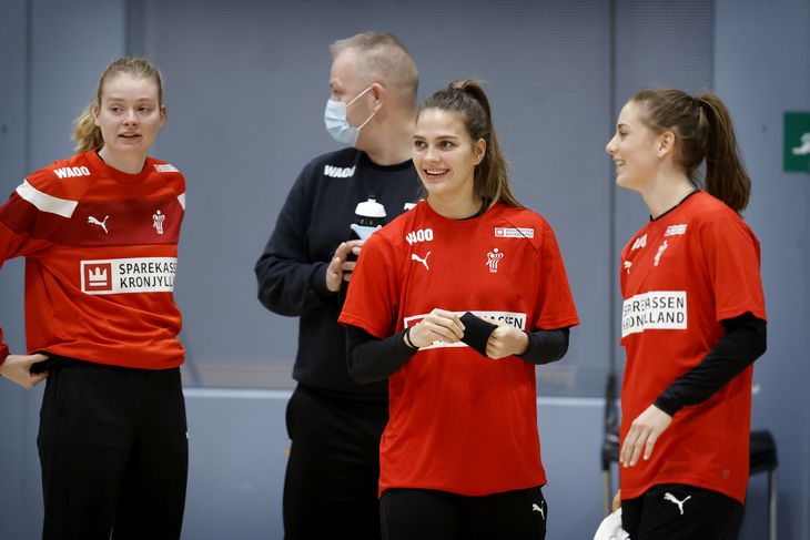 Helena Elver (i midten) blev korsbåndsskadet kort inden EM i 2020. Det kostede deltagelse ved slutrunden. To år senere gjorde hun comeback for Odense Håndbold. Foto: Jens Dresling/Polfoto