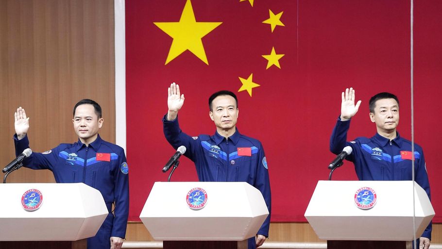 Kinesiske astronauter holdt pressekonference, inden de tirsdag blev sendt ud til deres lands nyligt byggede rumstation på en seks måneder lang mission. Foto: Unknown/Ritzau Scanpix