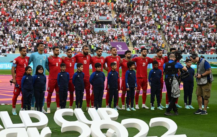 Det iranske landshold sang ikke med på nationalsangen ved holdets første kamp mod England. Det blev set som en opbakning til demonstrationerne i hjemlandet. Foto: IMAGO/MATTHIAS KOCH/Ritzau Scanpix