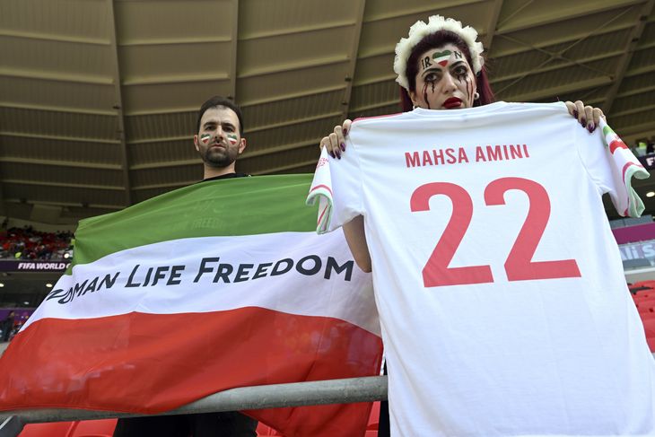Iranere demonstrerer på stadion i Qatar forud for kampen mellem Iran og Wales. Foto: Federico Gambarini/Ritzau Scanpix