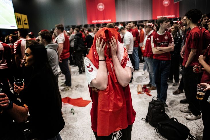De danske fans i Bella Arena kunne ikke tro deres egne øjne, da Danmark skuffede fælt og tabte 1-0 til Australien i gruppespillet ved VM i Qatar. Et resultat, der endegyldigt sender Danmark ud af VM. Foto: Per Rasmussen