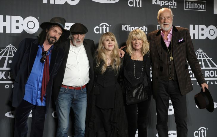 Billedet her er fra 2019 og viser den anden Fleetwood Mac-sangerinde Stevie Nicks (midten) sammen med det øvrige band - fra venstre Mike Campbell, John McVie, Christine McVie og Mick Fleetwood. Foto: Ritzau Scanpix