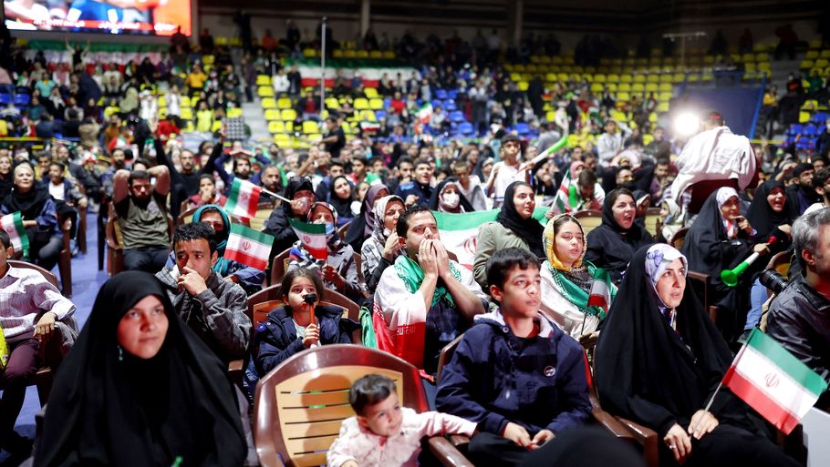Der var blandede reaktioner i befolkningen efter Irans nederlag til USA tirsdag aften. Her ses en gruppe af folk, der ser fodbold i hovedstaden Teheran. Foto: Wana News Agency/Ritzau Scanpix