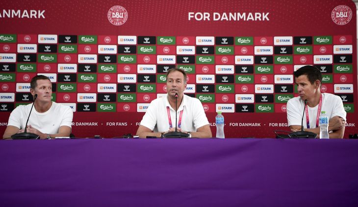 Jakob Høyer (t.h) på det afsluttende pressemøde, hvor fodbolddirektør Peter Møller og landstræner Kasper Hjulmand evaluerede den skuffende VM-slutrunde. Foto: Lars Poulsen.