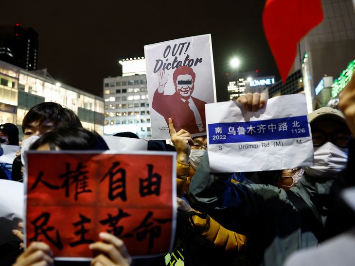 Verden over demonstrerer kinesiske statsborgere mod regimets strenge coronaregler for at vise deres støtte til landets hjemlige indbyggere. Foto: Kim Kyung-Hoon/Ritzau Scanpix