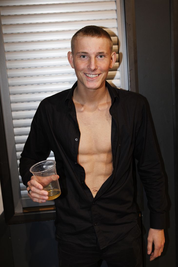 Der blev knappet øl  op og skjorter ned, da Patrick Holsoe tog til Reality Awards Julefrokost. Foto: Per Lange