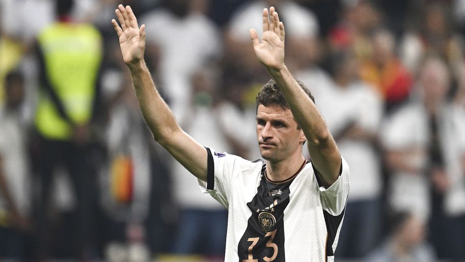 Thomas Müller takkede de tyske fans efter torsdagens sejr, der altså ikke var nok til at sende Tyskland videre ved VM. Foto: Federico Gambarini/Ritzau Scanpix
