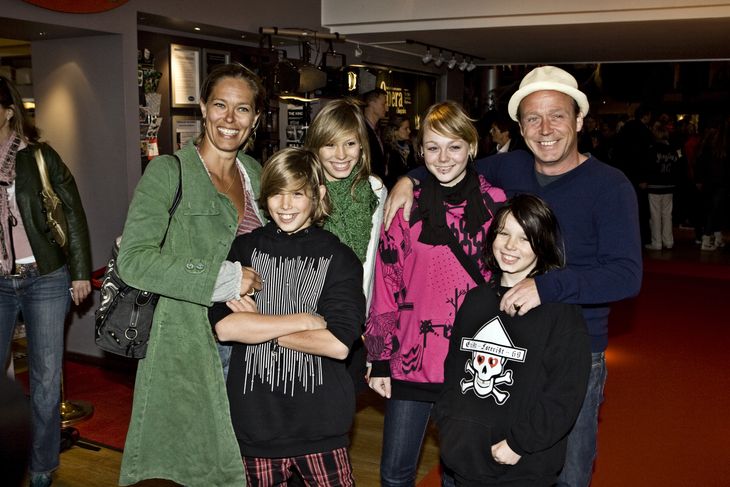 Hugo Helmig (under sin fars arm) med familien til premieren på 'Karlas kabale' i 2007. Foto: Jan Sommer