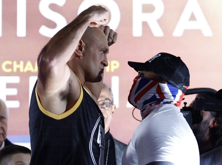 Tyson Fury spillede med musklerne foran sin modstander ved gårsdagens indvejning. Foto: Andrew Boyers/Ritzau Scanpix