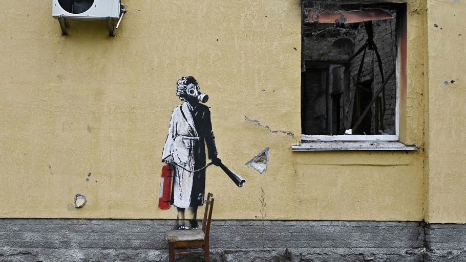 Graffitikunstneren Banksy står bag dette værk, der var malet på en ødelagt bygning i den ukrainske by Hostomel i nærheden af hovedstaden Kyiv. Fotoet er taget 16. november, inden tyve stjal kunstværket fredag. Foto: Genya Savilov/Ritzau Scanpix