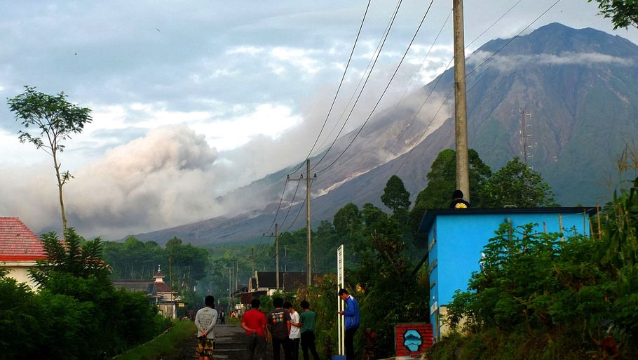 Indbyggere på Java-øen betragter Semeru-vulkanen, som lørdag aften gik i udbrud. Foto: Antara Foto/Reuters