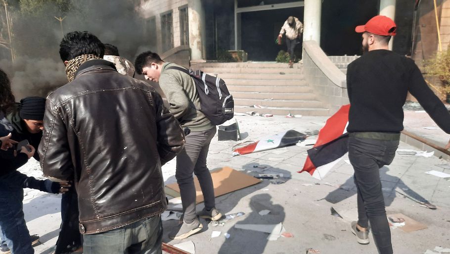 En gruppe demonstranter udenfor guvernørens kontor i Sweida i Syrien. En politibetjent og en civil er dræbt i forbindelse med søndagens uroligheder. Foto: Suwayda 24/Reuters