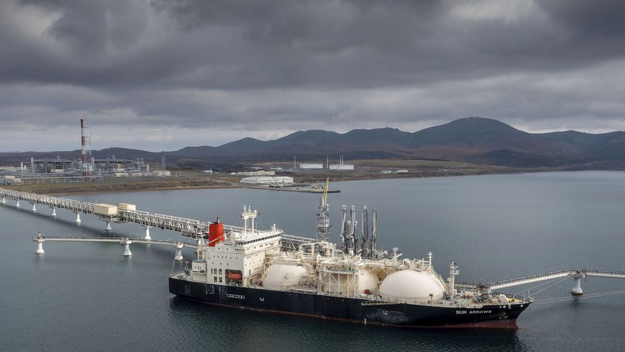 Tankskib er ved blive fyldt med flydende gas fra Sakhalin-2-projektet i havnen Prigorodnoye. Rusland er begyndt at sende betydeligt mere olie og gas til Kina, som siger, at det vil opretholde energisamarbejde med Rusland. (Arkivfoto). Foto: Uncredited/Ritzau Scanpix