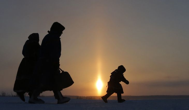 En familie går sammen i Sibirien. Området opvarmes meget hurtigere end andre steder på grund af klimaforandringerne. Foto: Dmitry Lovetsk/Ritzau Scanpix
