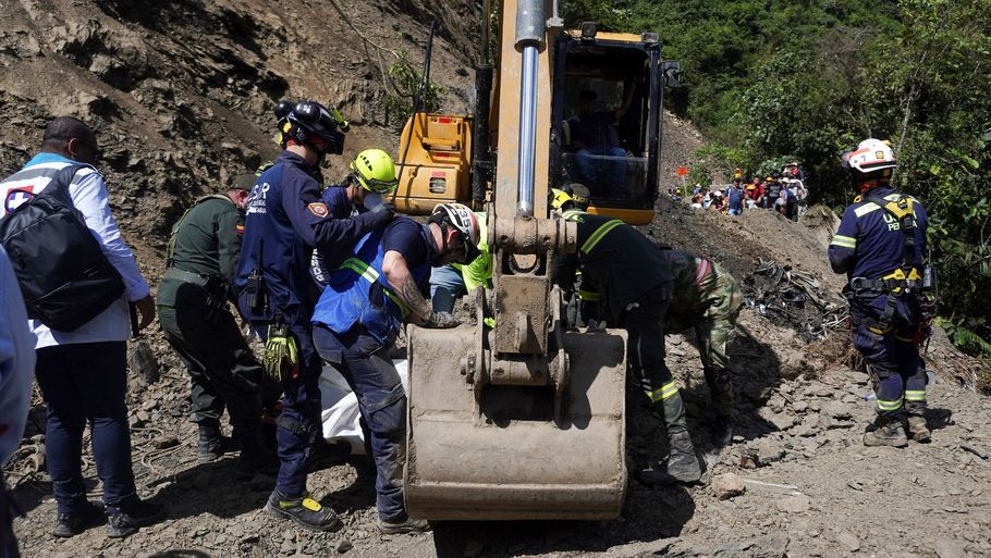 Redningsarbejdere leder fortsat efter overlevende efter et jordskred i Colombia søndag. Ifølge myndighederne er ni personer blevet fundet i live. Foto: Stringer/Reuters