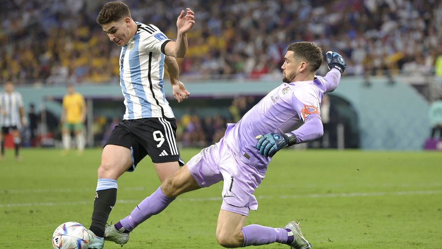 En driblefejl fra målmand Mathew Ryan var med til at sende Argentina foran 2-0 i ottendedelsfinalen. Foto: Nigel Keene/Ritzau Scanpix