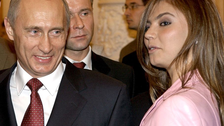 Vladimir Putin og Alina Kabaeva blev allerede sat i forbindelse med hinanden tilbage i 2004, da hun var blot 21 år. Foto: ITAR-TASS/Ritzau Scanpix