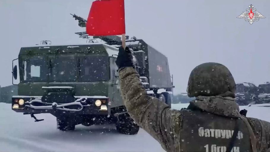 Militærkøretøj med et missilforsvarssystem ombord ankommer til øen Paramushir, som er en del af ø-gruppen Kurilerne. Foto: Russian Defense Ministry/Ritzau Scanpix