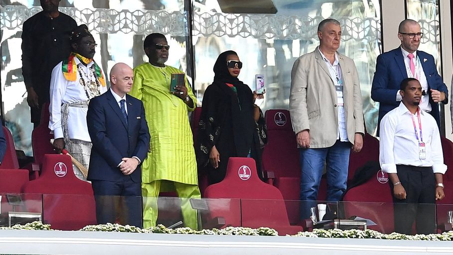 Samuel Eto'o i hvid skjorte helt til højre på de dyre pladser - og ikke langt fra FIFA-præsident Gianni Infantino. Foto: JENNIFER LORENZINI/Ritzau Scanpix