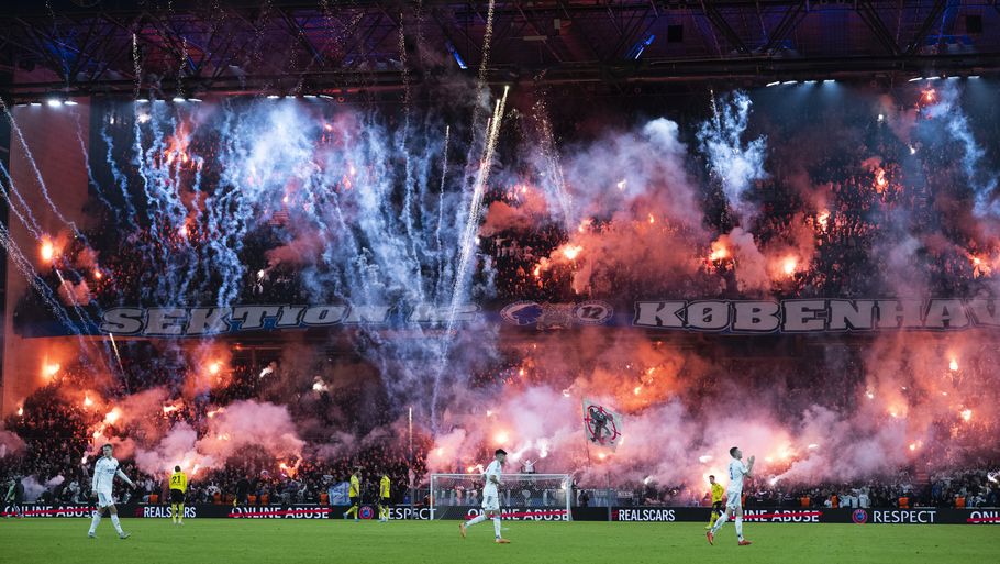UEFA bryder sig ikke om FCK-fansenes kærlighed til fyrværkeri. Foto: Anthon Unger