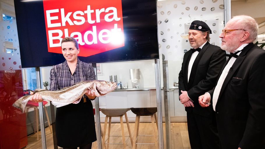 Det bevægede øjeblik i januar, da statsminister Mette Frederiksen har fået overrakt den store fisk af Bjerregaard med Ingemann som stolt vidne. Foto: Jonathan Damslund