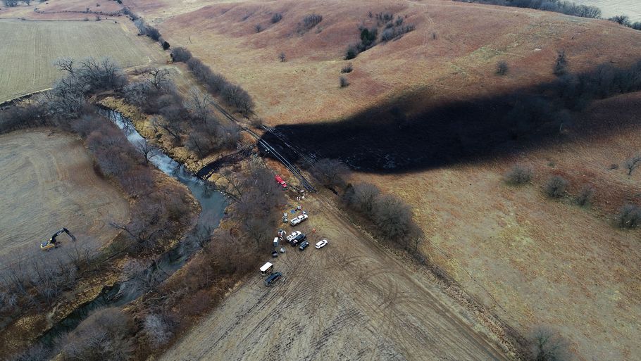 Oprensningen af et område i Kansas fortsætter efter stort olielæk. Foto: Uncredited/Ritzau Scanpix