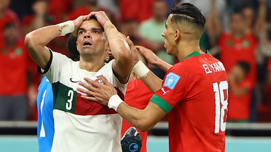 Pepe tager sig til hovedet i Portugals kamp mod Marokko. Venstre arm er indbundet, og efter slutfløjt bekræftede en undersøgelse, at han har et brud. Foto: Molly Darlington/Reuters