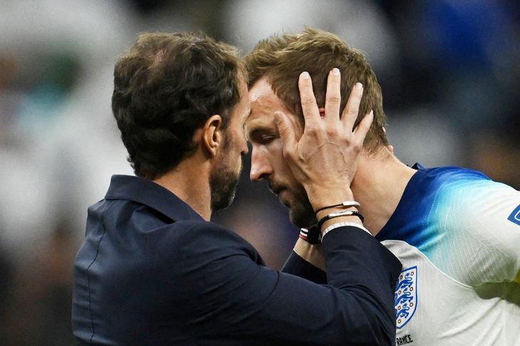 Landstræneren måtte trøste sin stjerne Harry Kane efter det skuffende VM-exit i kvartfinalen. Foto: Dylan Martinez/Reuters/Ritzau Scanpix