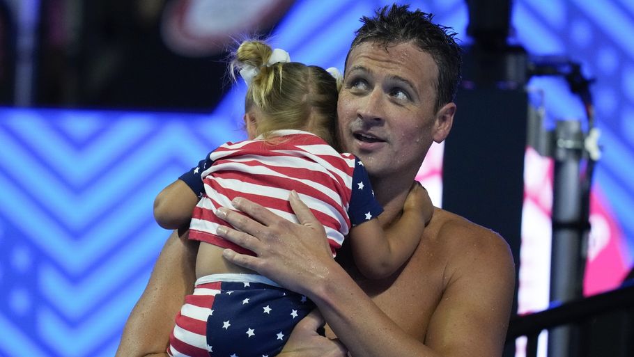 Ryan Lochte sammen med sin datter Liv under U.S. Olympic Swim i 2021. Foto: Charlie Neibergall/Ritzau Scanpix